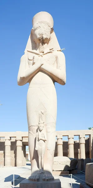 카르 낙 신전에 있는 람세스 2 세의 조각상 — 스톡 사진