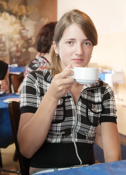 Mädchen mit einer Tasse Kaffee — Stockfoto