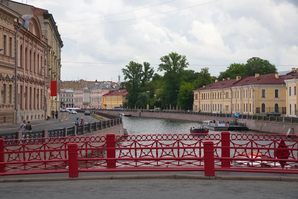 Red bridge in Saint-Petersburg — Stock Photo, Image
