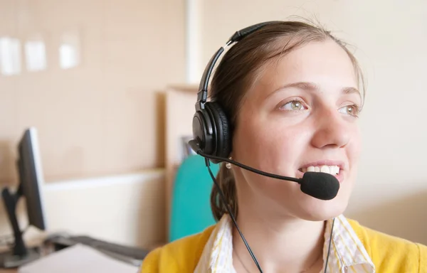 Podnikatelka komunikace na sluchátka — Stock fotografie