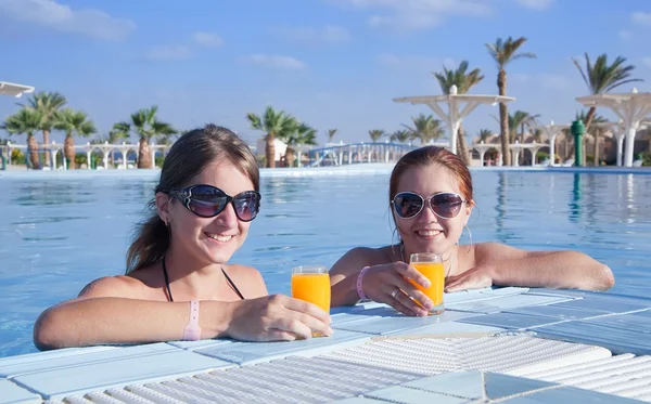 Meninas relaxantes no hotel resort — Fotografia de Stock