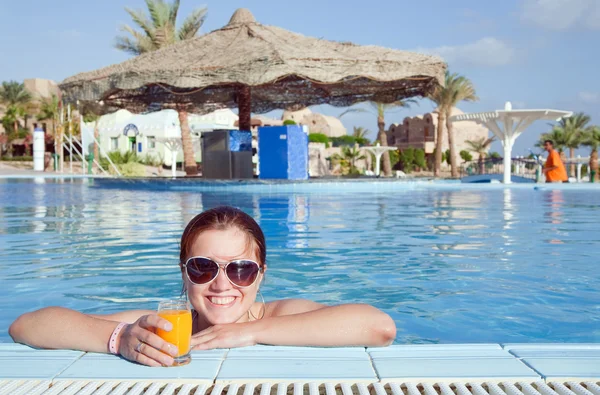 Flicka med apelsinjuice på resort hotel — Stockfoto