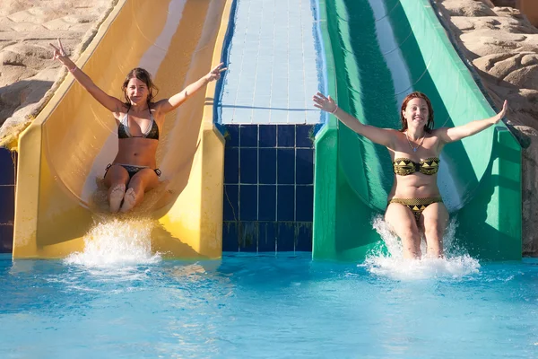 Girls riding down a waterslide — Stock Photo, Image