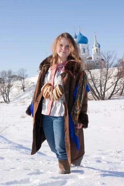 Ragazza in abiti tradizionali russi — Foto Stock