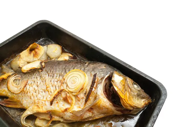 Рыба-карп на сковородке — стоковое фото