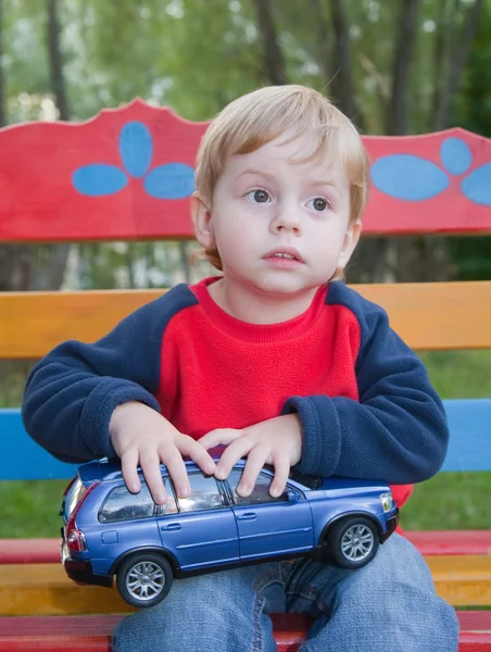 Мальчик с игрушечной машиной — стоковое фото