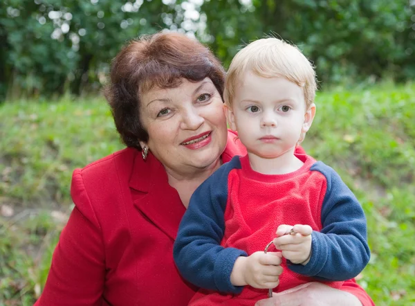 Gelukkig grootmoeder met kind — Stockfoto