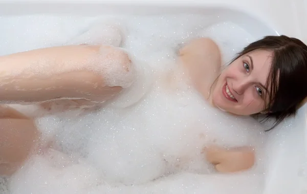 Lachende vrouw ontspannen in badkuip. — Stockfoto