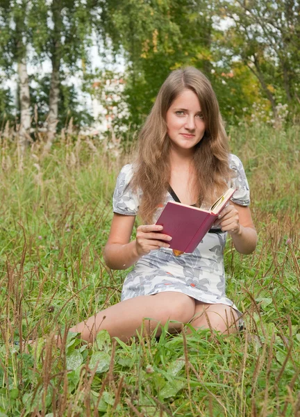 Čtení dívka — Stock fotografie
