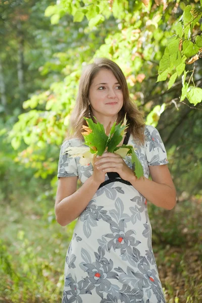 Akçaağaç yapraklı uzun saçlı kız — Stok fotoğraf