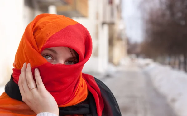 Dziewczyna w czerwonym purdah — Zdjęcie stockowe