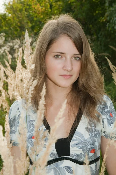 Menina adolescente de cabelos compridos — Fotografia de Stock