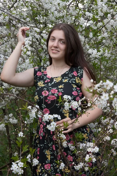Retrato de mulher jovem na primavera — Fotografia de Stock