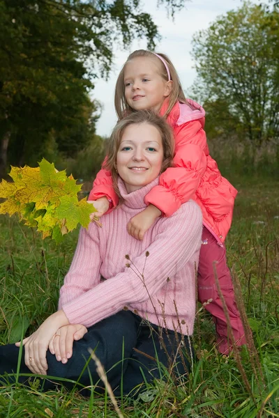 어머니 풀밭에 딸과 함께 — 스톡 사진