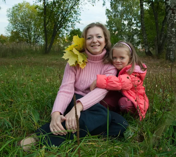 Жінка з дочкою восени — стокове фото