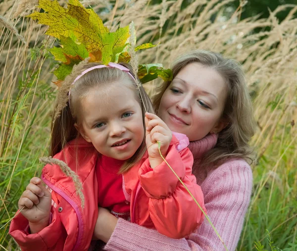 Mother with daughter on meadow — Stock Photo, Image