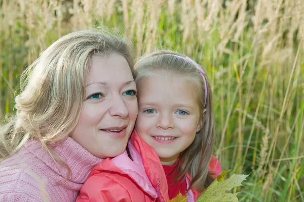 Mother with daughter on meadow — Stock Photo, Image