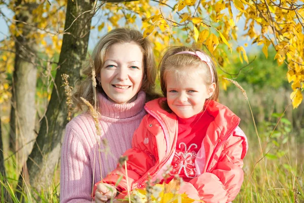 Mãe com a menina no parque de outono — Fotografia de Stock