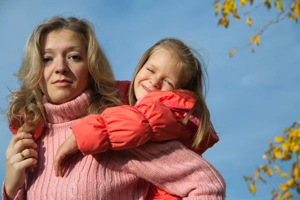 Šťastná matka s dcerou — Stock fotografie