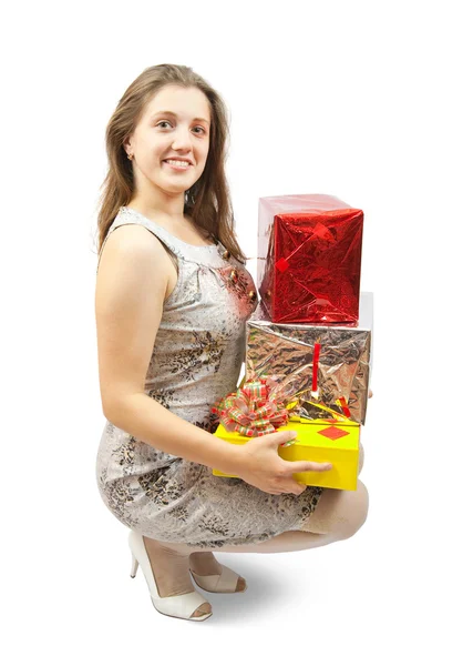 Brünette Frau mit Geschenken — Stockfoto