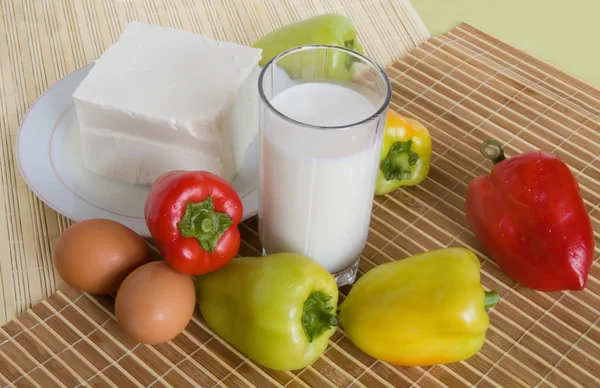 Свежие овощи, сыр и молоко — стоковое фото