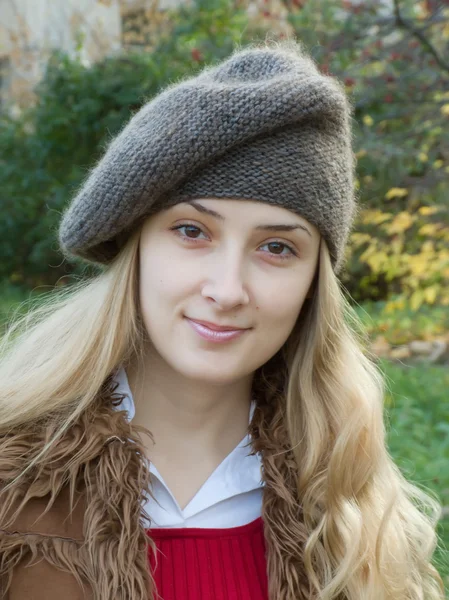 Lachende meisje in baret — Stockfoto
