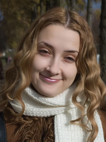 Uzun saçlı kız sonbahar sokak — Stok fotoğraf