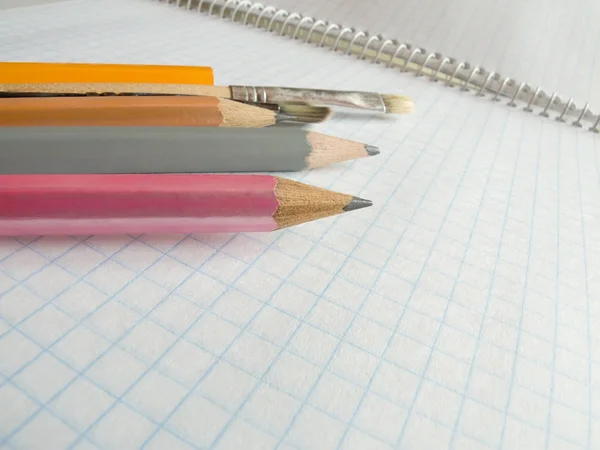 A könyv-másolás ceruzák — Stock Fotó