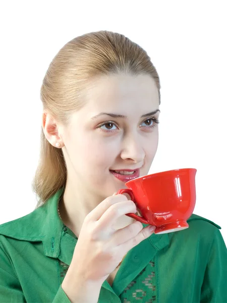 Девушка пьет чай из красной чашки — стоковое фото