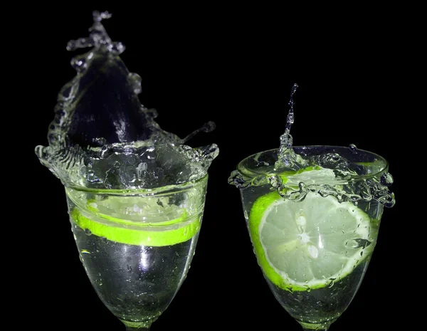 Lime falls into water — Stock Photo, Image