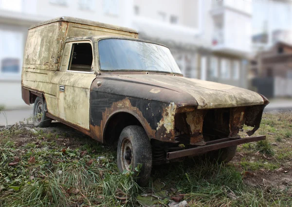 Eski terk edilmiş araba. — Stok fotoğraf