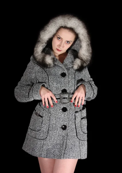 Kvinna i grå kappa på svart — Stockfoto