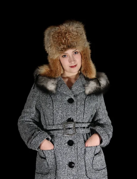 Gilr em casaco e boné de raposa em preto — Fotografia de Stock