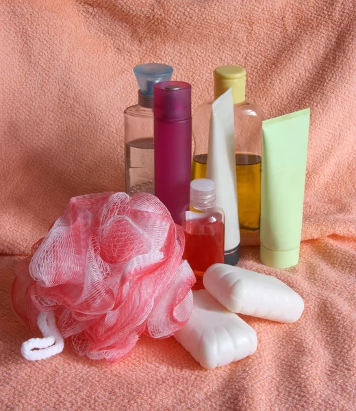 Toiletries pada handuk merah muda — Stok Foto