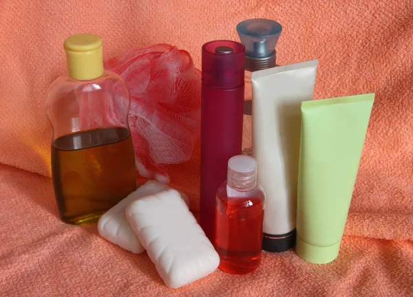 Produtos de higiene pessoal em toalha rosa — Fotografia de Stock