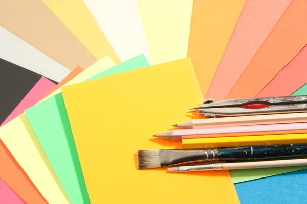 Material escolar em papéis coloridos — Fotografia de Stock