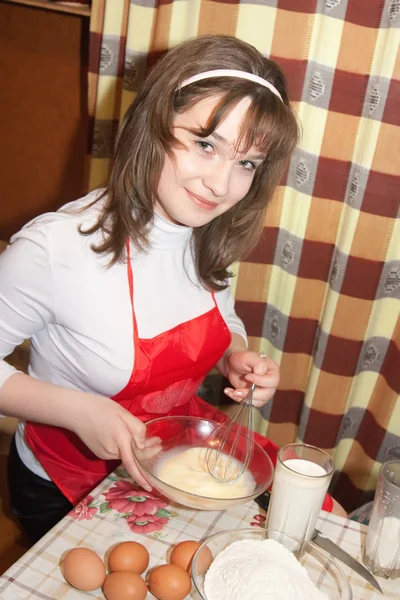 年轻妇女做煎蛋卷 — 图库照片