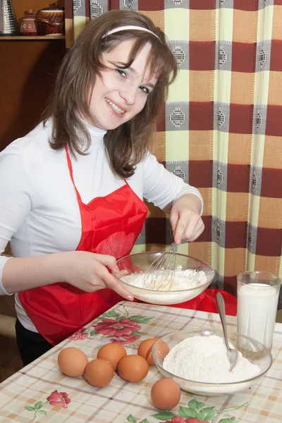 Mladé ženy dělají omeletu — Stock fotografie