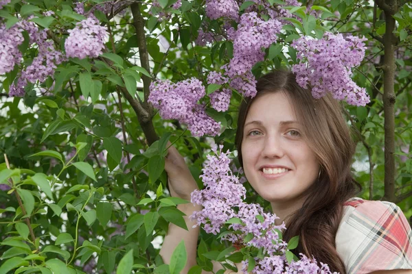 Sonriente chica contra lila — Foto de Stock