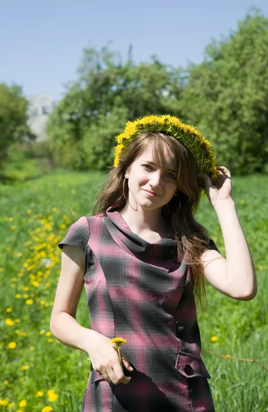 Tini lány egy virágfüzér — Stock Fotó
