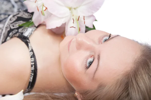 Ung kvinna med lily — Stockfoto
