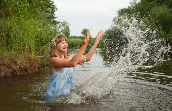 Девушка играет в воду — стоковое фото