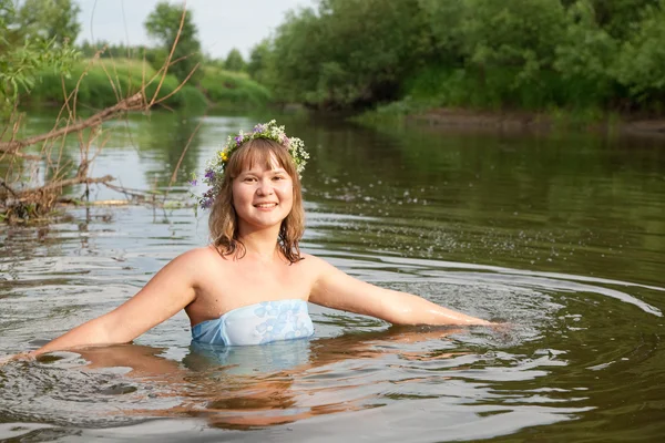 Dziewczyna w rzece — Zdjęcie stockowe