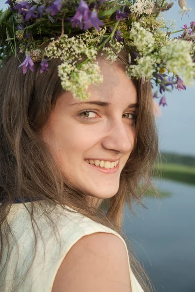 Chica en flor chaplet —  Fotos de Stock