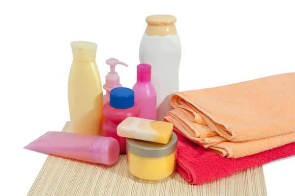Produtos de higiene pessoal com toalha rosa — Fotografia de Stock