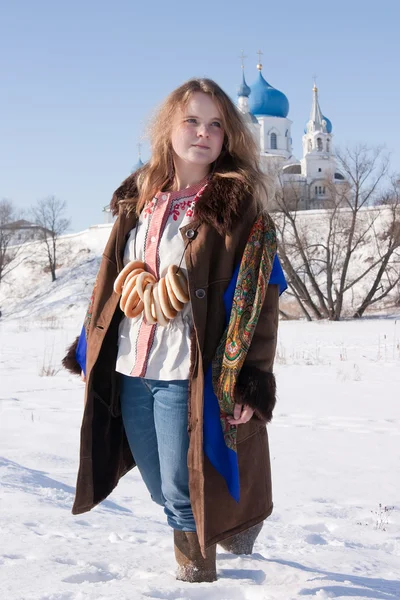 Chica en ropa tradicional rusa — Foto de Stock
