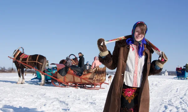 러시아 전통 옷을 입고 여자 — 스톡 사진