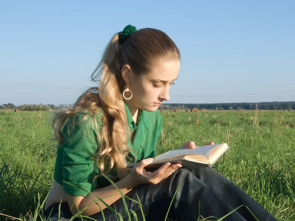 Čtení dívka — Stock fotografie