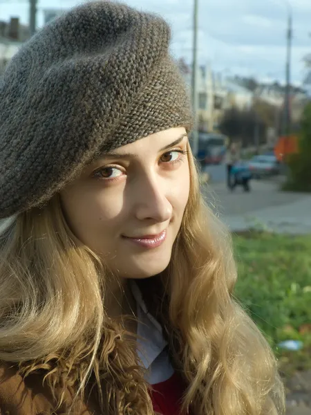 Sorridente ragazza in berretto — Foto Stock