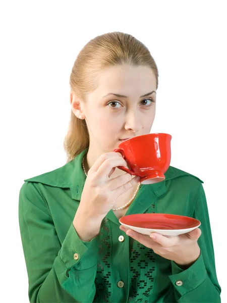 Meisje drinkt thee uit een rode kop — Stockfoto